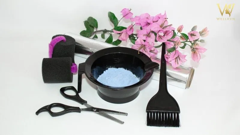 Các dụng cụ cần thiết bao gồm bát pha, cọ nhuộm, găng tay và các tuýp thuốc tẩy, nhuộm