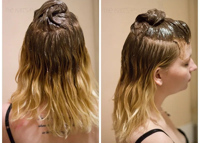 Chuyên viên đang thoa đều dung dịch thuốc bấm tóc lên từng lọn tóc