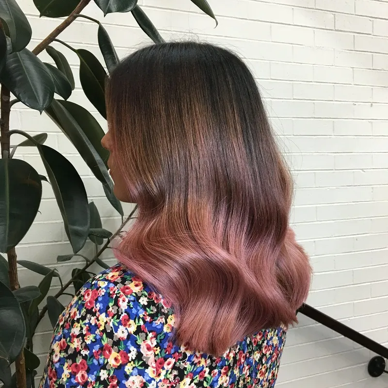 Người phụ nữ với mái tóc dài, đại diện cho việc chuẩn bị trước khi bấm tóc