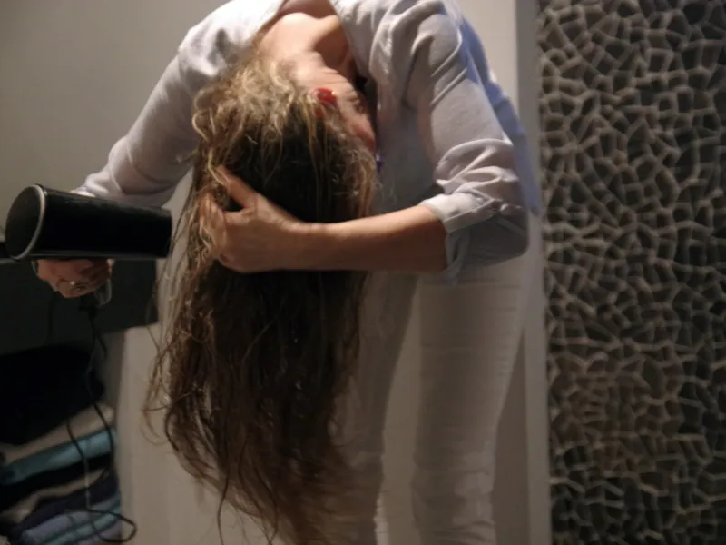 Xả tóc nhuộm bằng nước lạnh và sử dụng dầu xả chuyên dụng