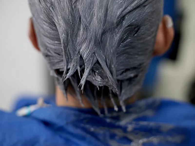 Sử dụng dầu gội tím để giữ màu tóc nhuộm nam tông lạnh