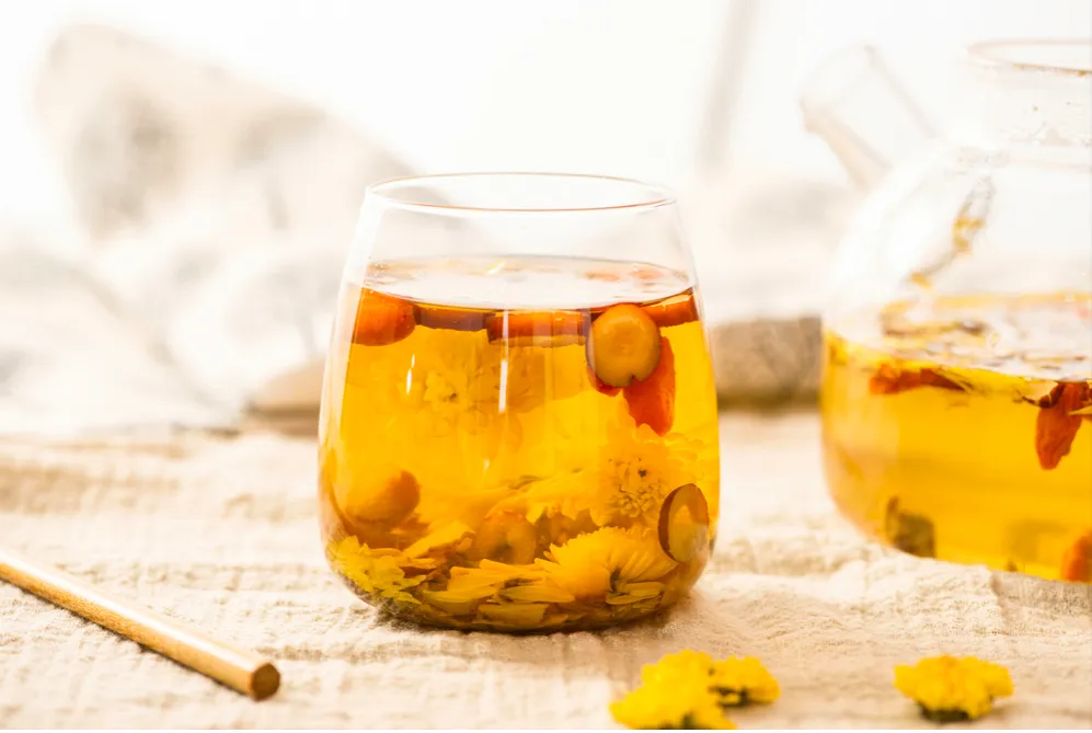 Dùng trà hoa cúc làm liệu pháp xả cuối để tóc lên độ bóng đẹp tự nhiên