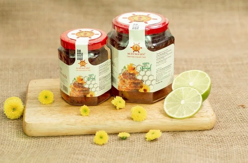 Nguyên liệu mật ong tự nhiên được sử dụng để ủ tóc dưỡng ẩm