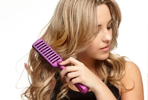 Chải tóc giả bằng lược thưa