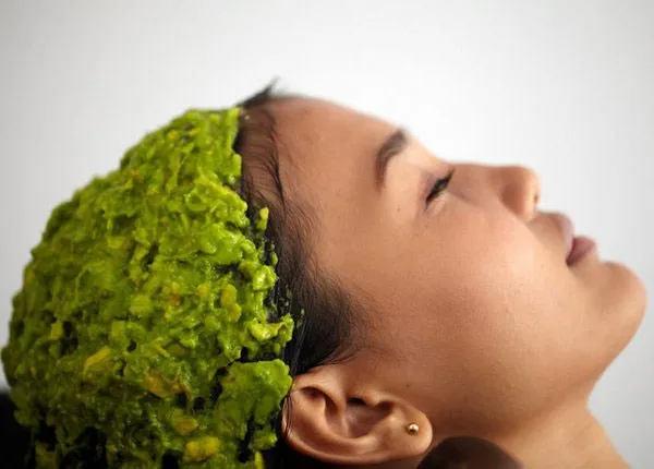 Mặt nạ bơ và dầu oliu cung cấp chất béo và vitamin giúp tóc mềm mượt hơn