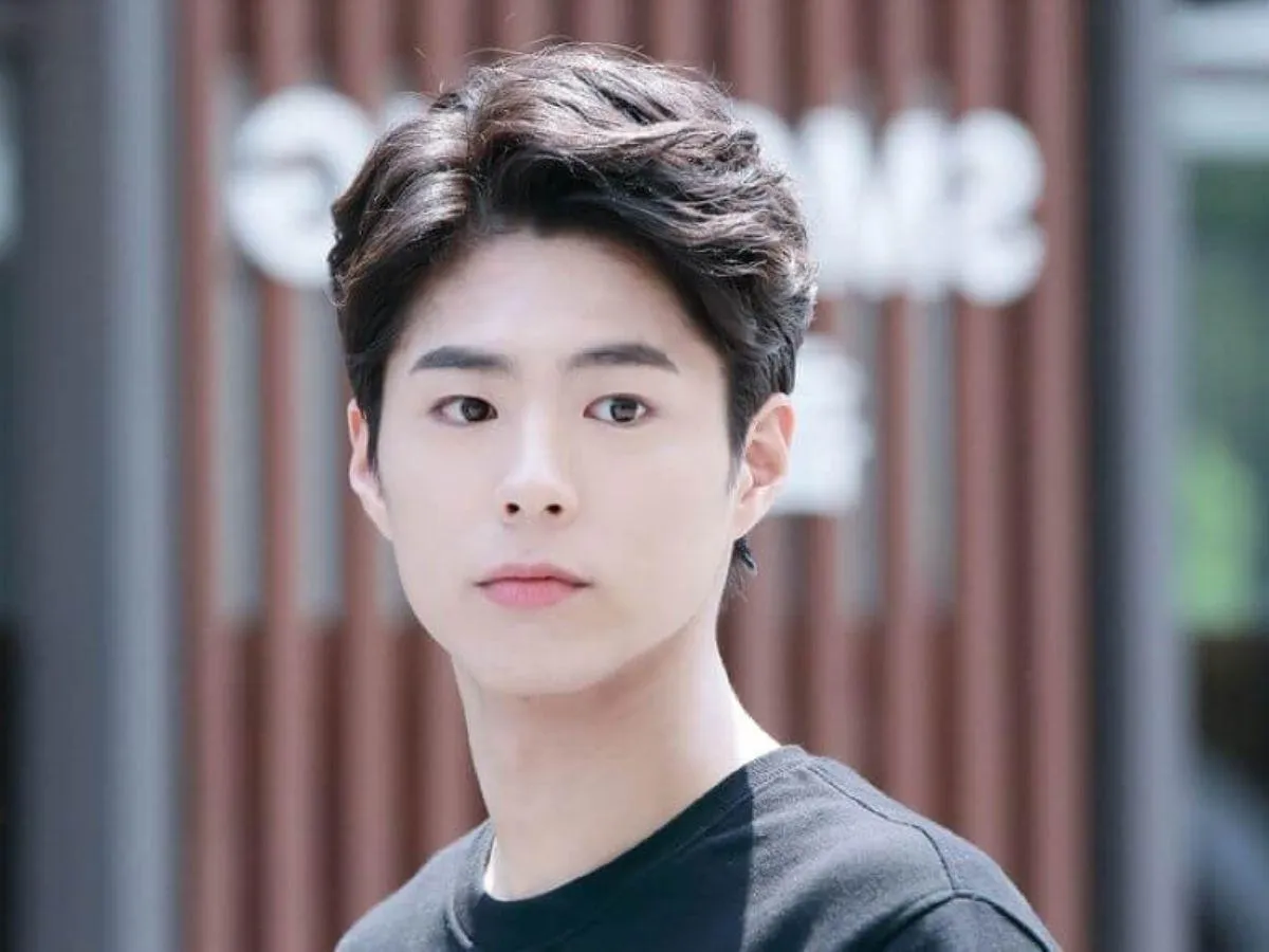 Tóc rẽ ngôi nam đầy cuốn hút cho phái mạnh hiện đại