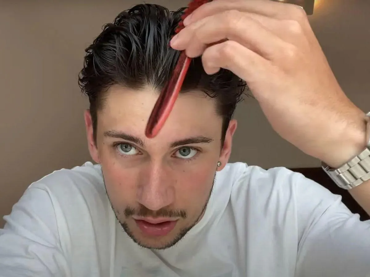 Các dụng cụ cần thiết để rẽ ngôi tóc nam chuẩn tại nhà, bao gồm lược nhọn và máy sấy