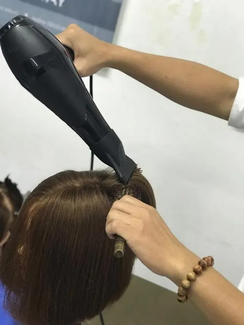Sấy tóc ngắn phồng cụp sẽ giúp tóc của bạn trông phồng và đầy đặn hơn. Hãy xem hình ảnh để tìm hiểu cách sấy tóc ngắn phồng cụp sao cho đạt hiệu quả nhất nhé!