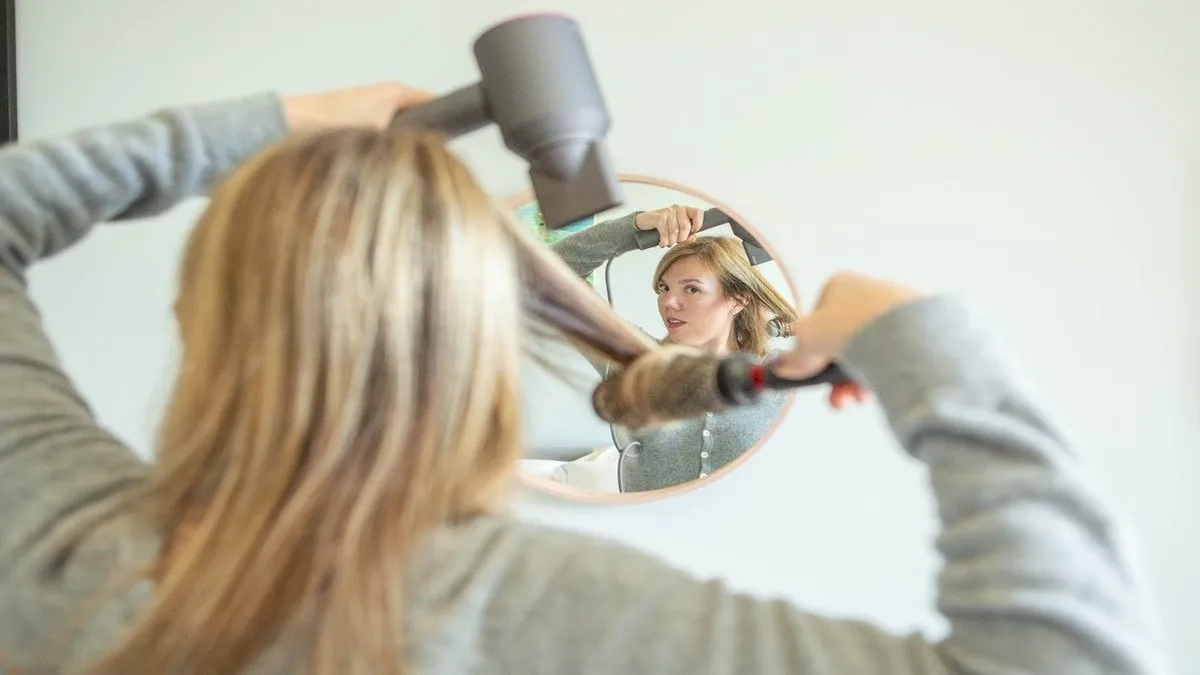 Sử dụng lược tròn và máy sấy là kỹ thuật cốt lõi trong cách sấy cho tóc cụp