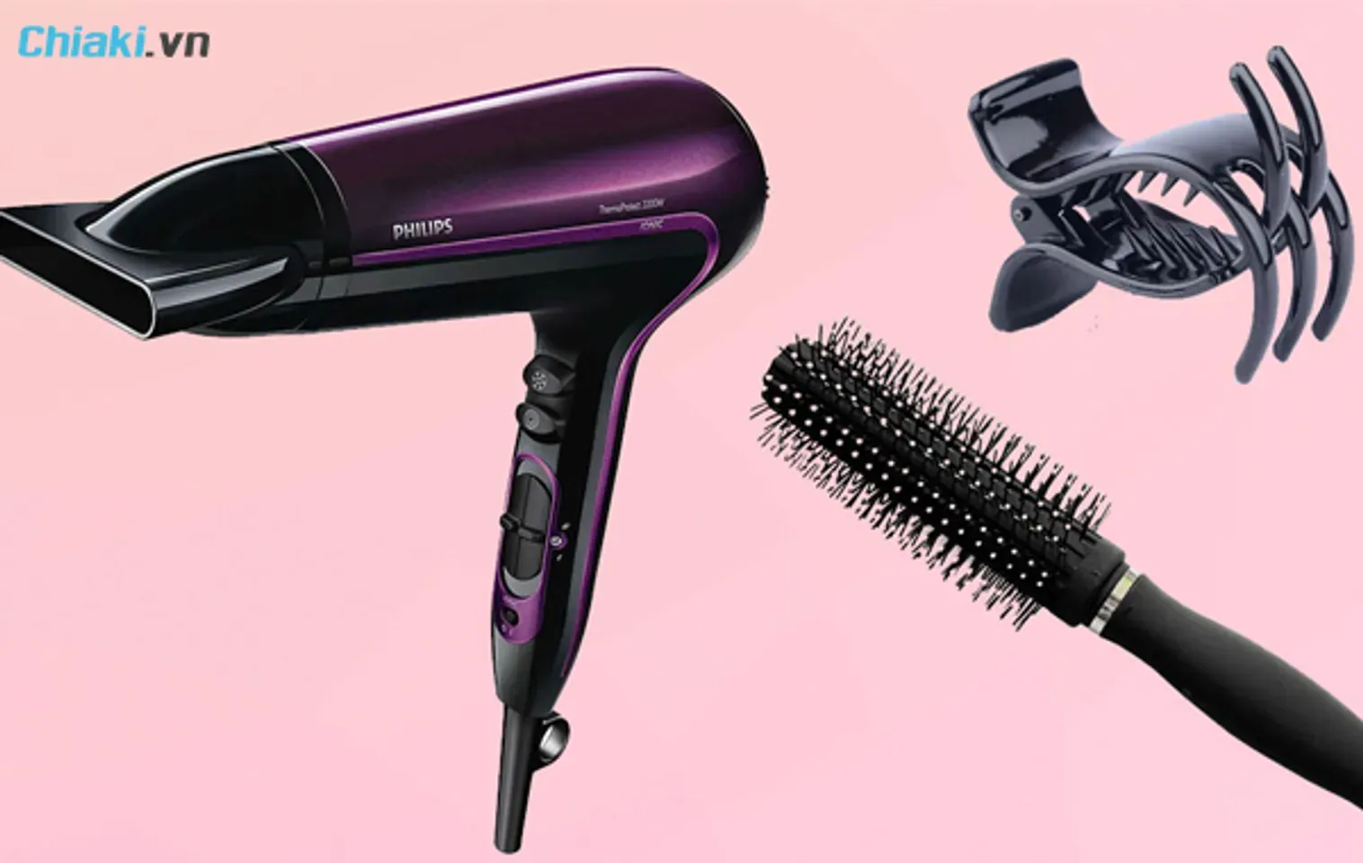 Chuẩn bị các dụng cụ cần thiết cho việc sấy tóc nam phồng, bao gồm máy sấy có đầu dẹt và lược tròn chuyên dụng