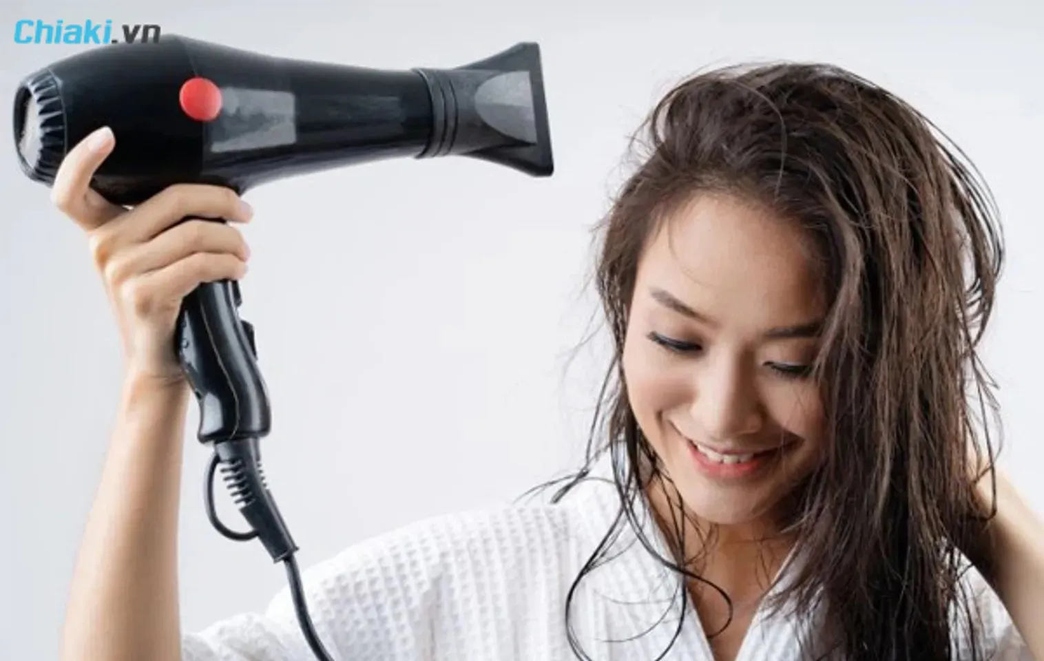 Sấy phần chân và phần ngọn tóc, tập trung vào việc nâng chân tóc lên để tạo độ phồng