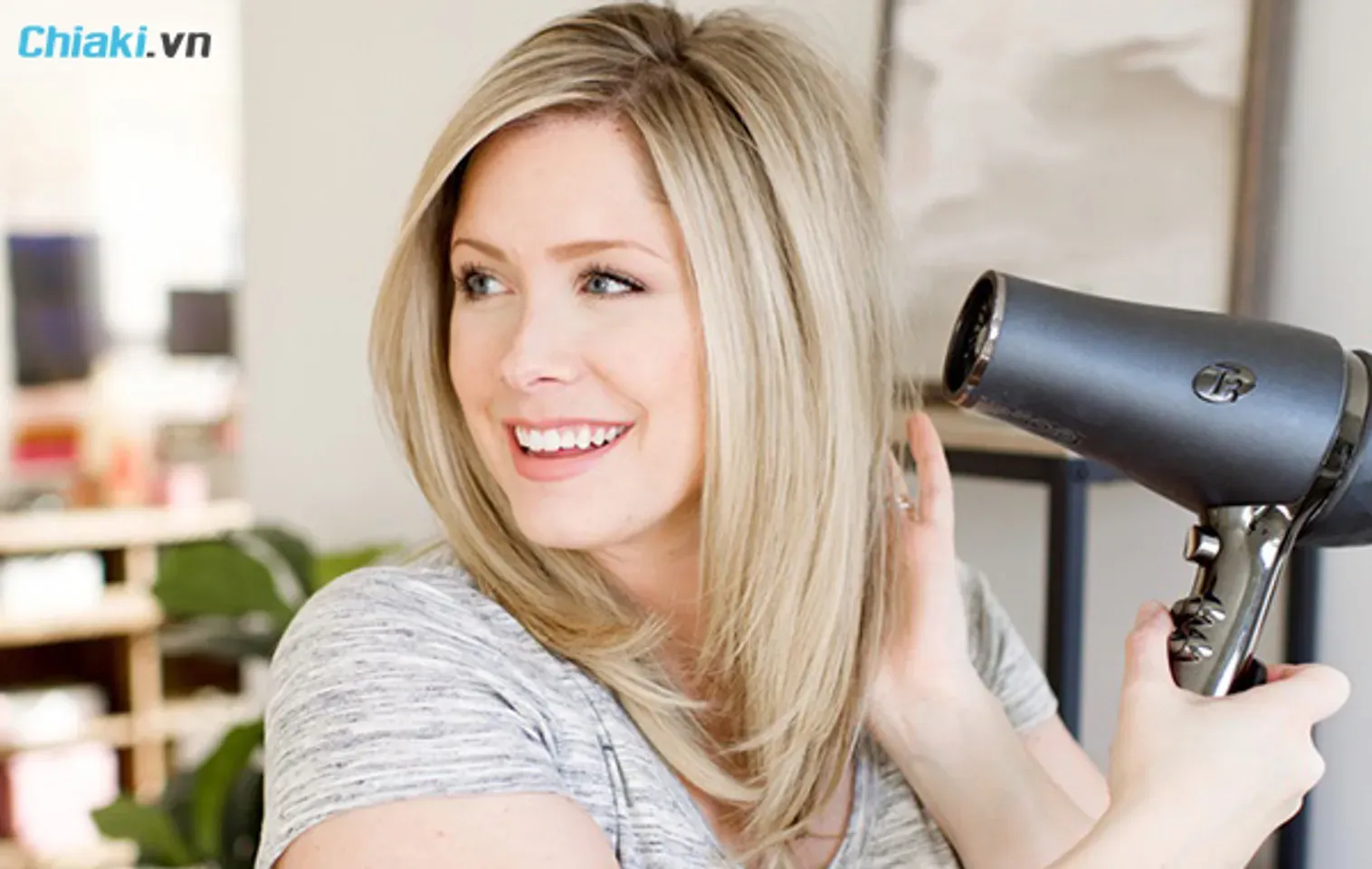 Nên sấy tóc bằng chế độ nóng trước để định hình, sau đó chuyển sang chế độ lạnh để khóa nếp và giữ độ phồng lâu hơn