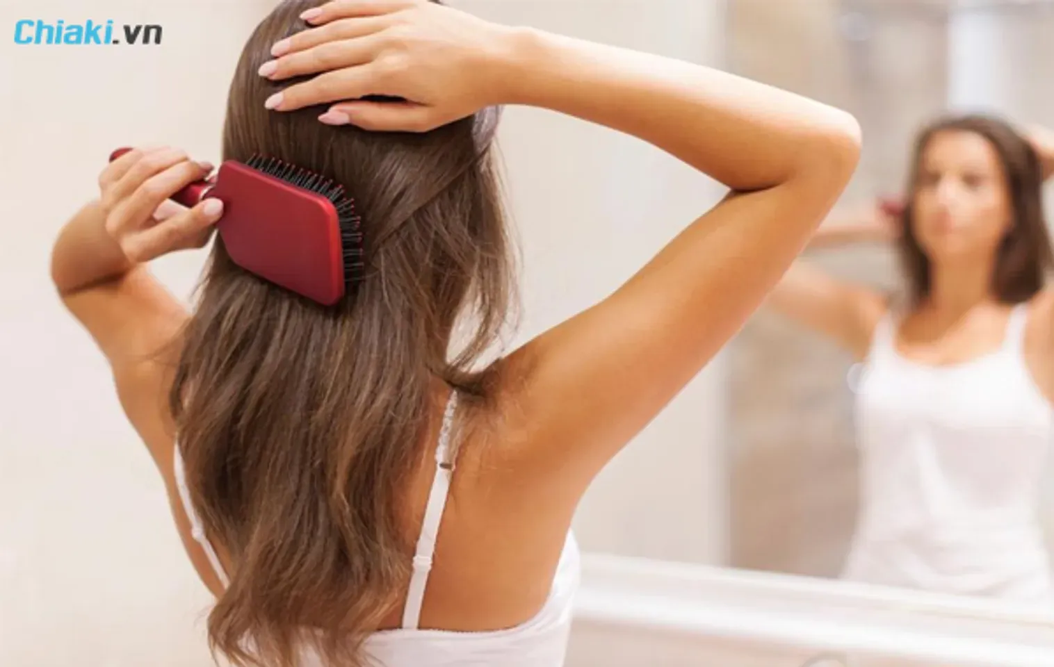 Sử dụng đúng dụng cụ sấy tóc, chẳng hạn như lược có kích thước phù hợp và máy sấy có đầu dẹt, sẽ giúp quá trình tạo kiểu đạt hiệu quả cao