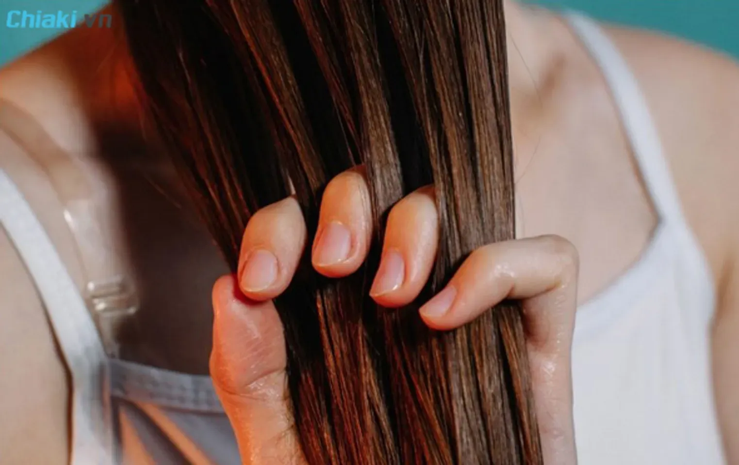 Thoa dầu dưỡng hoặc sáp tạo kiểu lên tóc sau khi sấy để mái tóc mềm mượt, bồng bềnh và giữ nếp cả ngày