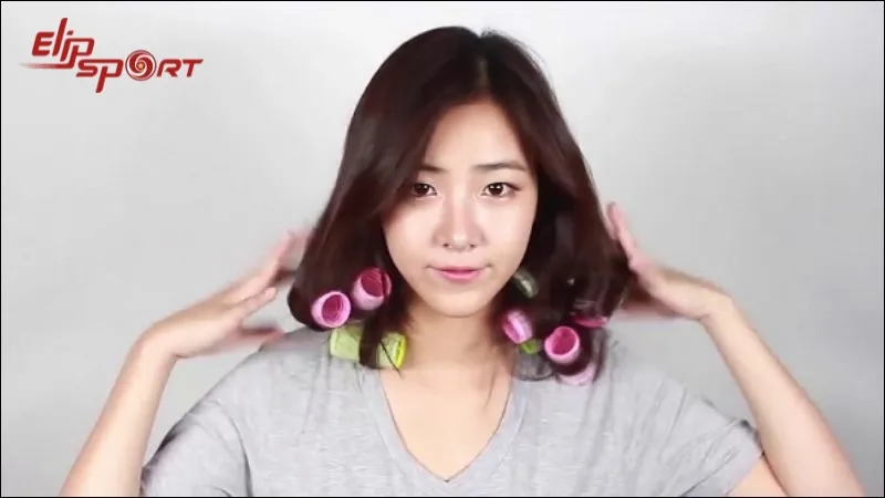 Uốn tóc cụp bằng lô là phương pháp đơn giản, dễ thực hiện