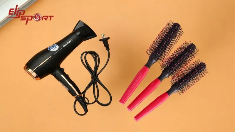 Máy sấy đầu phẳng và lược đầu tròn là hai dụng cụ cần có khi sấy tóc cụp