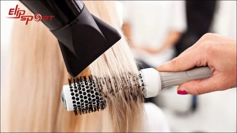 Đặt máy sấy hướng xuống, sấy dọc theo đường cong của chân tóc