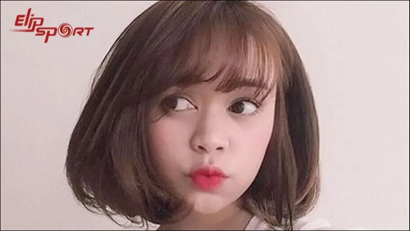 Để sấy tóc cụp chữ C, dùng lược đầu tròn chải tóc để làm mượt và tạo kiểu chữ C trước khi sấy