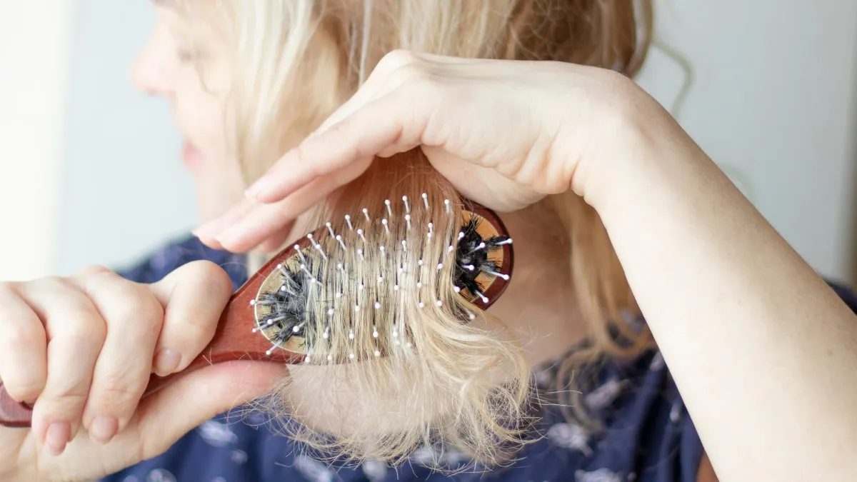 Dùng lược gỡ rối là bước không thể thiếu để có mái tóc nữ khỏe mạnh