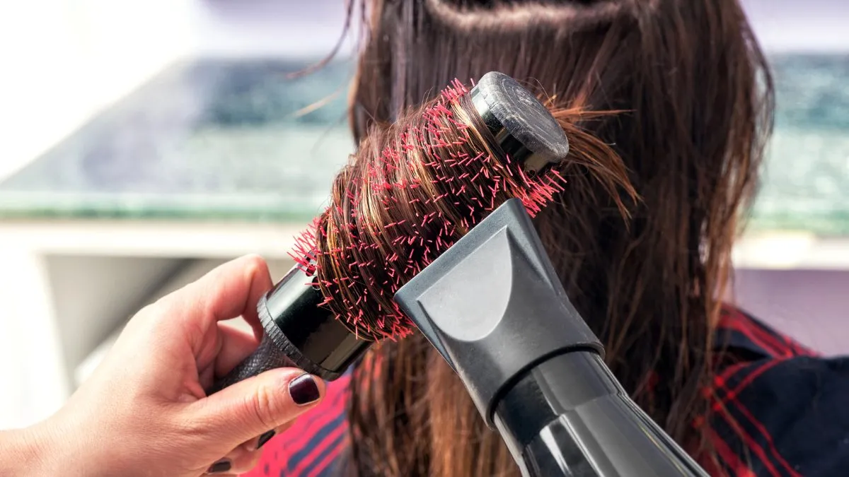 Sử dụng đầu sấy dẹt là mẹo sấy tóc nữ chuyên nghiệp để tập trung luồng gió