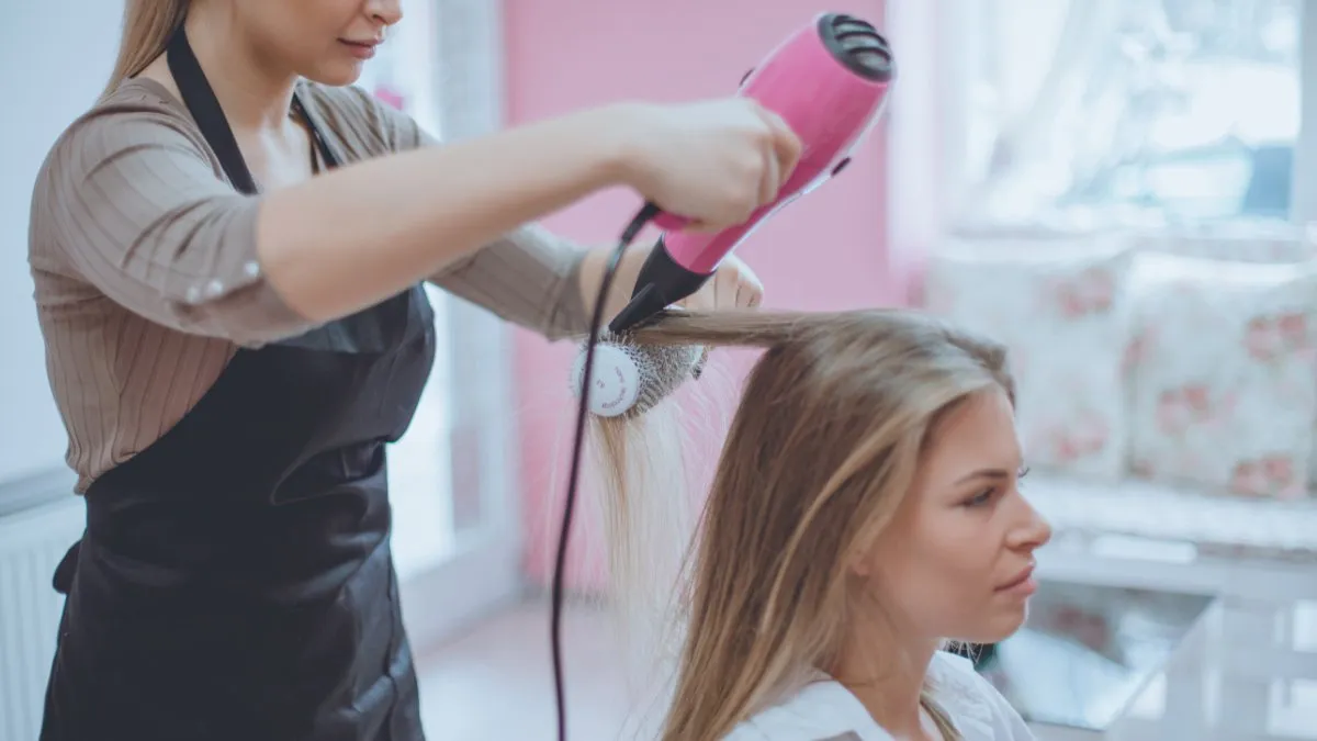 Sấy từ chân tóc xuống ngọn là kỹ thuật sấy tóc nữ cơ bản để khép biểu bì