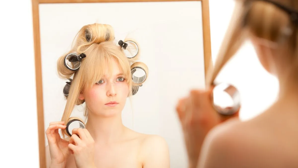 Hình ảnh minh họa cách sử dụng lô cuốn tóc lớn để tăng độ phồng cho phần chân và thân tóc