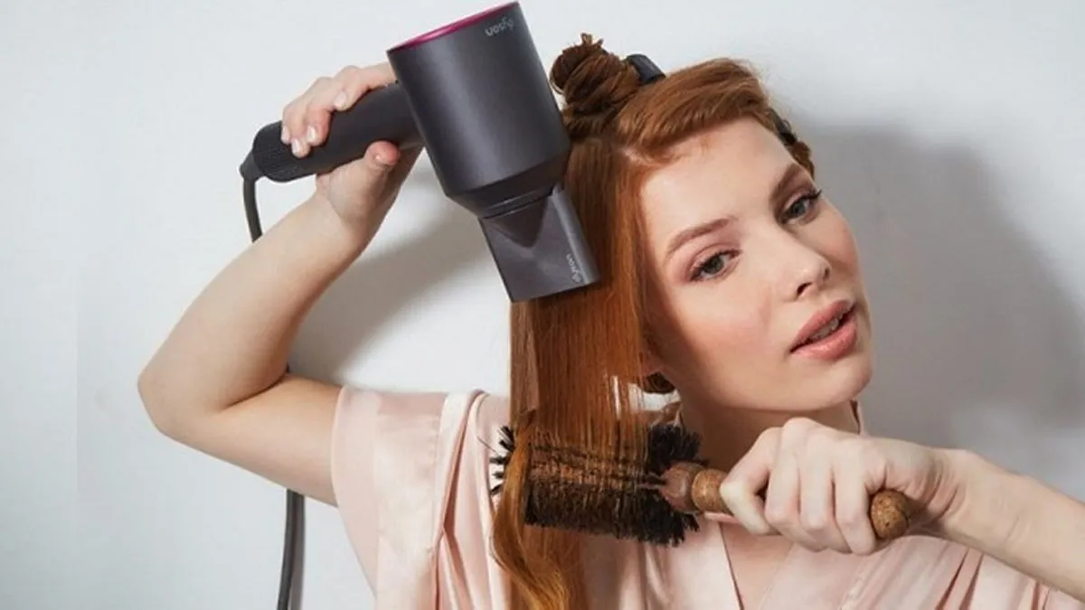 Áp dụng kỹ thuật sấy tóc từ phía dưới lên trên để tăng cường độ bồng bềnh và độ nảy cho các lọn tóc uốn.