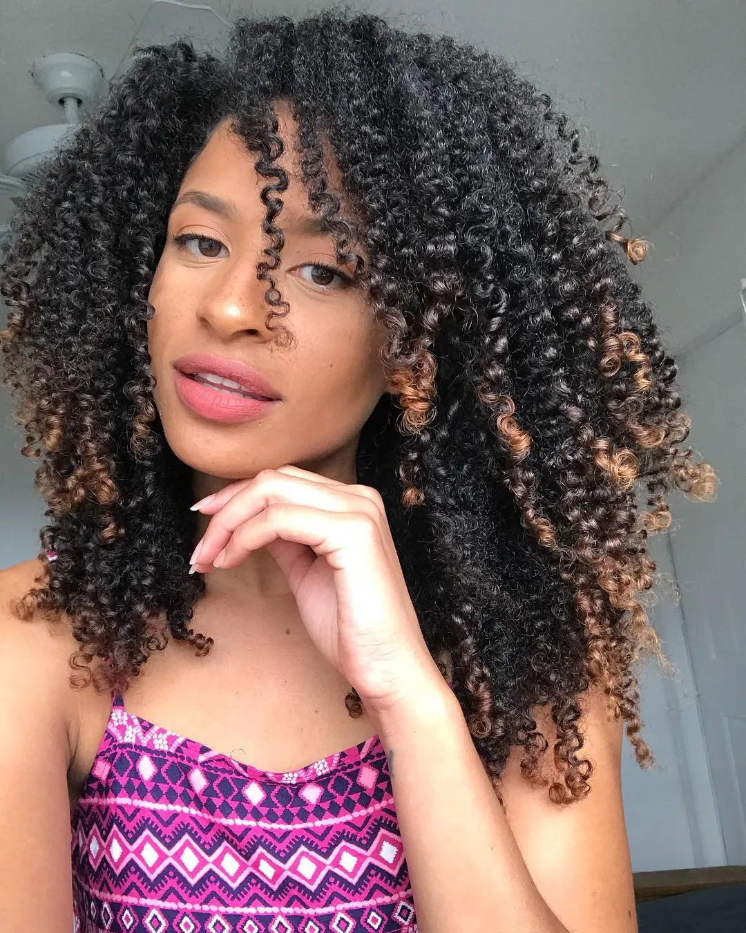 Kỹ thuật cuốn tóc bằng que uốn tóc dẻo để tạo lọn xoăn nhỏ và rõ nét