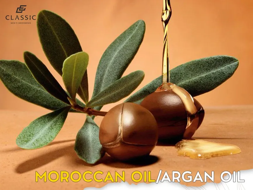 Một phụ nữ tóc dài đang sử dụng tinh dầu Moroccanoil xoa nhẹ lên tóc ẩm sau khi gội