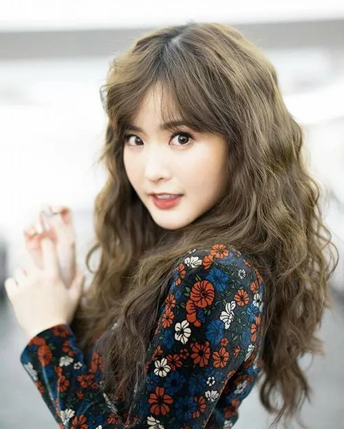 Mô tả: Với vài bước tạo kiểu đơn giản, bạn sẽ sở hữu ngay mái tóc xoăn gợn sóng thời thượng