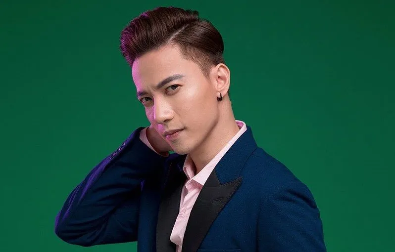 Mang theo phụ kiện như mũ hoặc khăn quấn đầu để giữ nếp tóc 7 3 khi ra ngoài