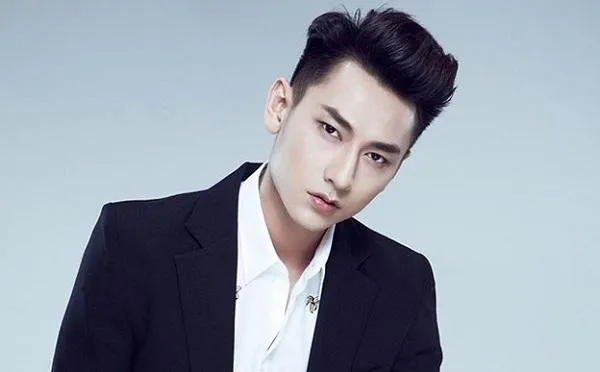 Sản phẩm Pomade và lược là dụng cụ cần thiết để tạo kiểu tóc 7/3 vuốt ngược.