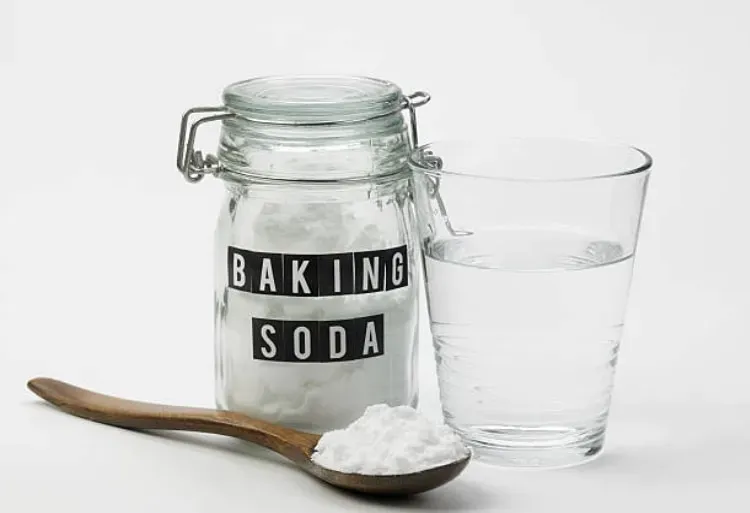 Dùng hỗn hợp baking soda và nước rửa chén để tẩy thuốc nhuộm trên da tay một cách hiệu quả