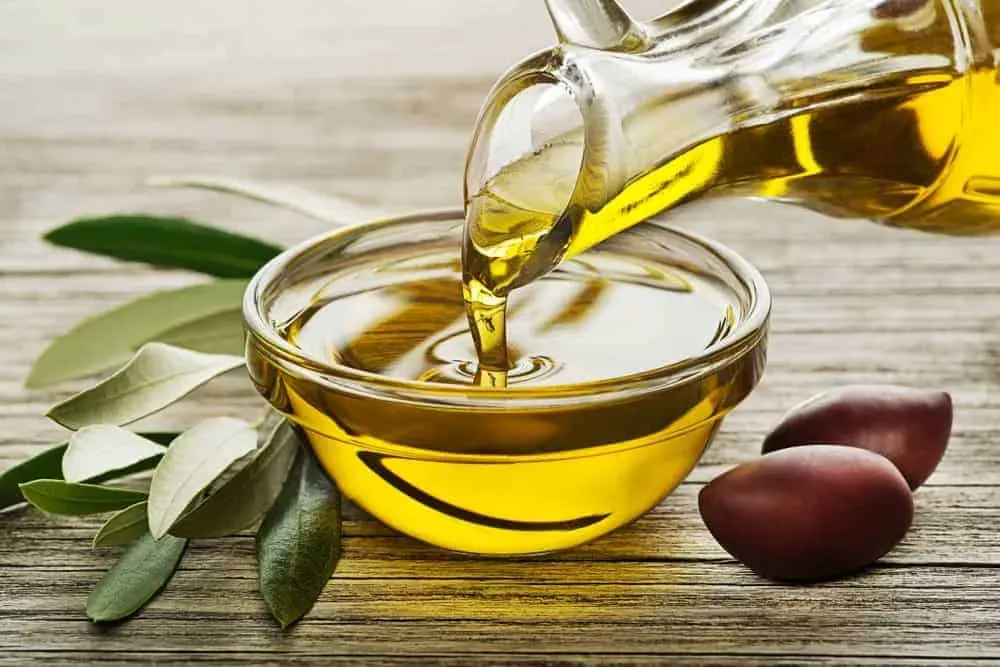 Dùng dầu olive ấm để tẩy thuốc nhuộm dính trên da, một phương pháp dịu nhẹ và an toàn