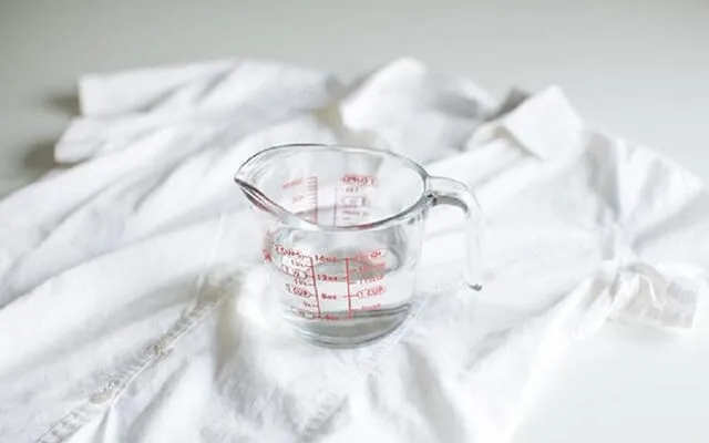 Dùng giấm ăn kết hợp với bột giặt để tẩy thuốc nhuộm tóc dính trên áo màu