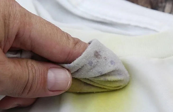 Vết thuốc nhuộm màu nâu đậm dính trên quần áo trắng, minh họa độ khó khi tìm cách tẩy thuốc nhuộm tóc dính trên quần áo