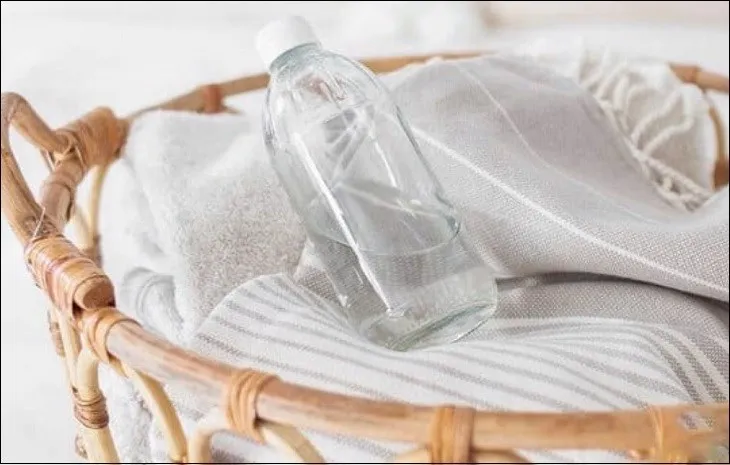 Giấm trắng hỗ trợ loại bỏ vết thuốc nhuộm tóc bám trên quần áo hiệu quả