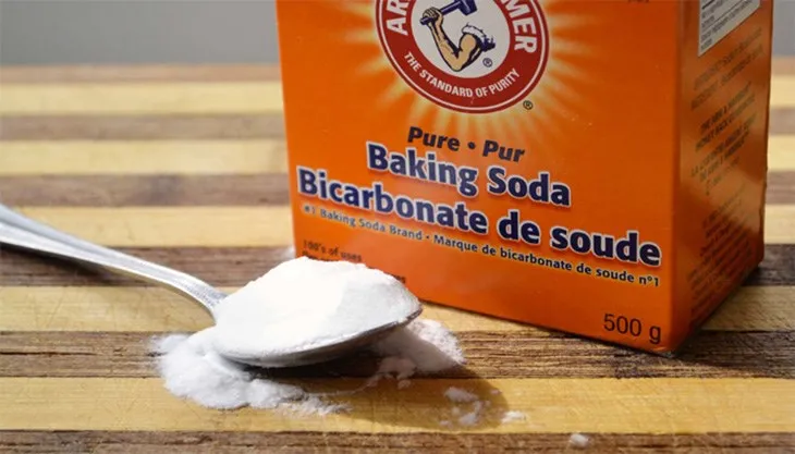 Ngâm hỗn hợp dung dịch Baking Soda để loại bỏ vết thuốc nhuộm tóc dính trên quần áo