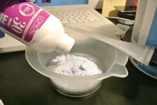 Thuốc tẩy tóc và oxi sẽ được pha theo tỷ lệ 1:1, tùy thuộc vào loại bột tẩy và cấp độ mong muốn.