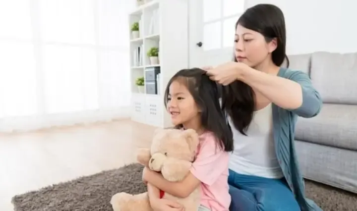 Không buộc tóc bé quá chặt