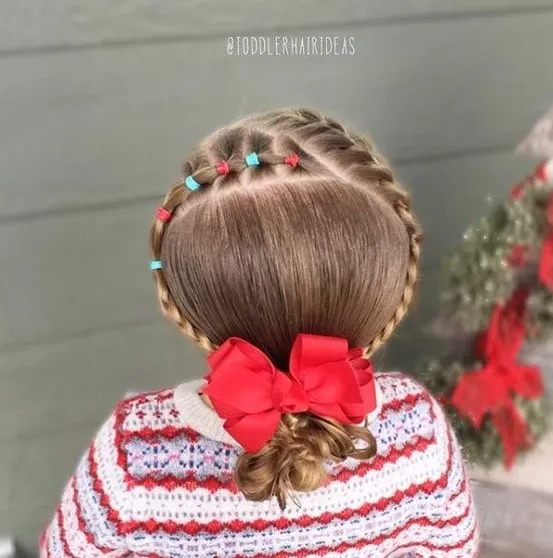 Kiểu tóc tết đơn giản nhưng được làm nổi bật nhờ ruy băng màu sắc đan xen, tạo vẻ ngoài cuốn hút