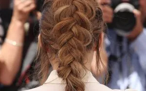 Cô gái mặt tròn với kiểu tóc tết ba truyền thống được biến tấu tết cao và kéo lỏng tự nhiên