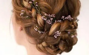 Tóc bím kết hợp với búi tóc thấp là sự lựa chọn hoàn hảo cho các buổi tiệc tối sang trọng