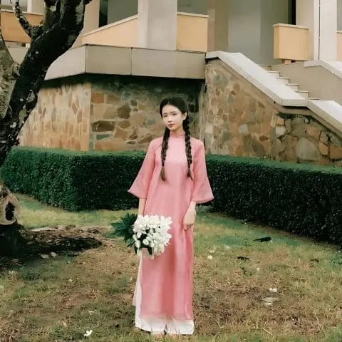 Kiểu tóc tết hai bên cổ điển, duyên dáng, một trong những cách tết tóc đẹp mặc áo dài truyền thống