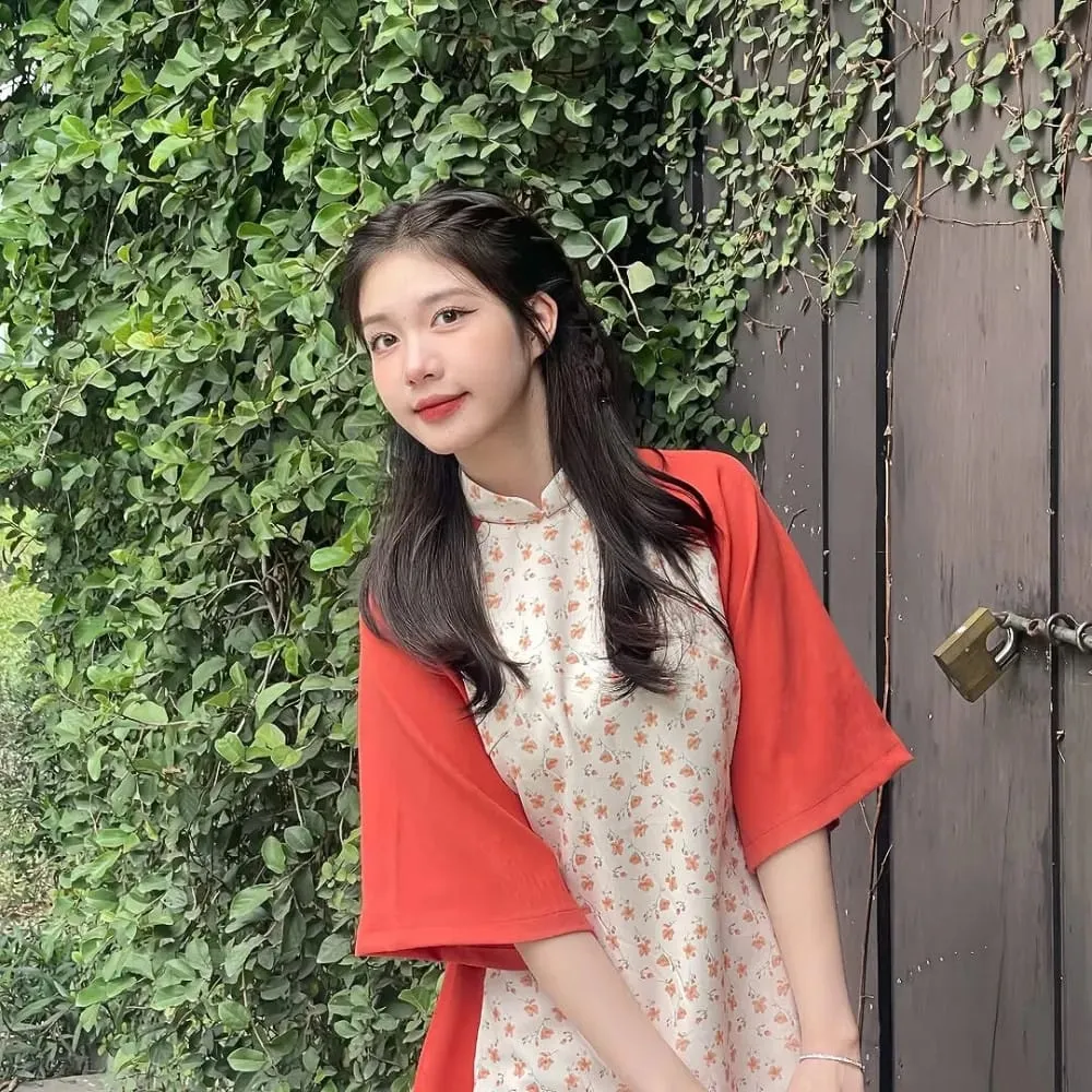 Kỹ thuật tết tóc phồng hai bên, tạo độ bồng bềnh, giúp gương mặt thon gọn khi thực hiện cách tết tóc đẹp mặc áo dài