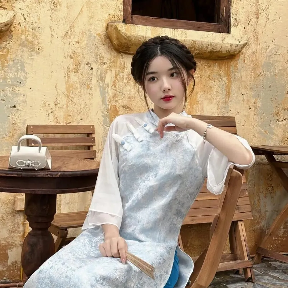 Kiểu tết tóc vòng nguyệt quế kiêu sa, sang trọng, là cách tết tóc đẹp mặc áo dài cho các sự kiện trang trọng