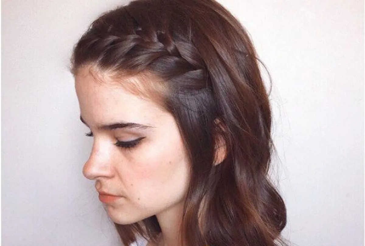 Tết tóc sam nhỏ từ đỉnh đầu đến mang tai, tạo điểm nhấn nhẹ nhàng cho gương mặt của cô gái tóc ngắn ngang vai