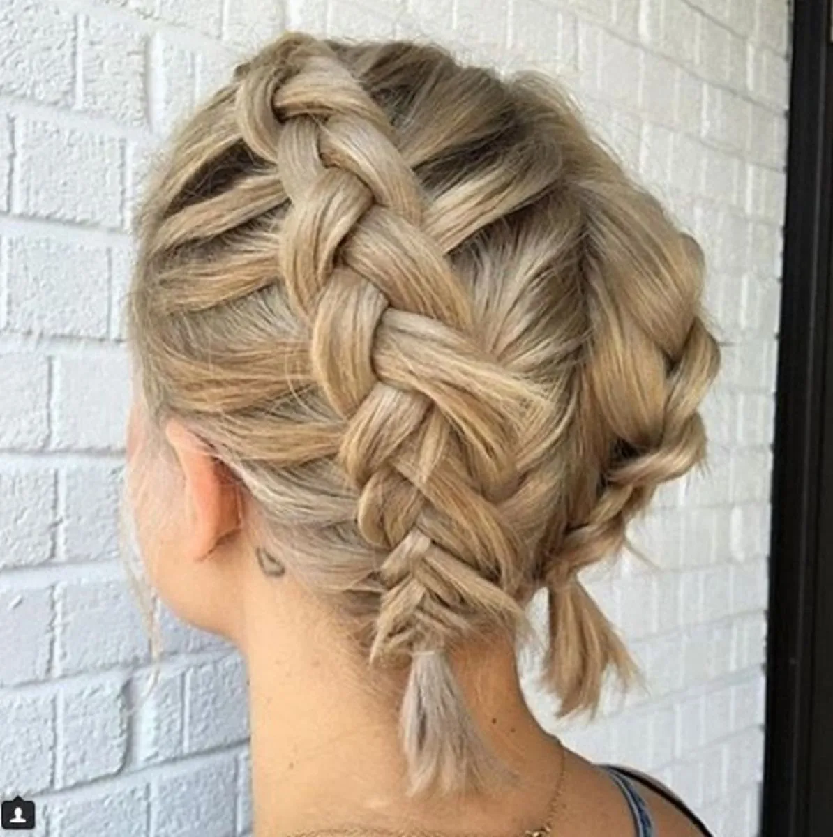 Kiểu tết tóc xương cá áp dụng trên tóc ngang vai, nhấn mạnh sự tinh tế và nữ tính của mái tóc dày