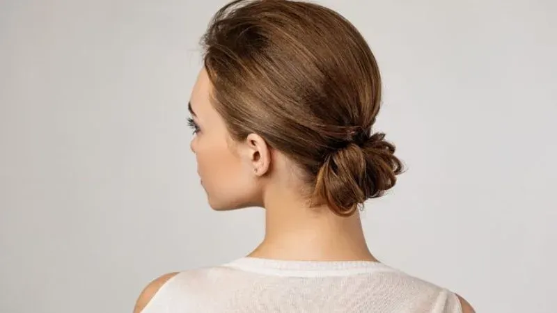Kiểu tết tóc nửa đầu thanh lịch với các lọn xoắn nhẹ