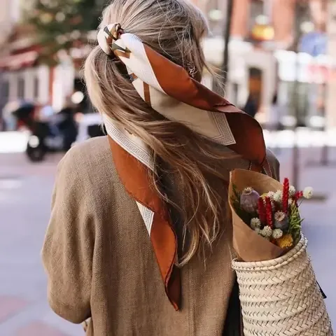 Dùng buộc tóc đuôi ngựa làm phụ kiện kết hợp với kỹ thuật tết tóc cơ bản